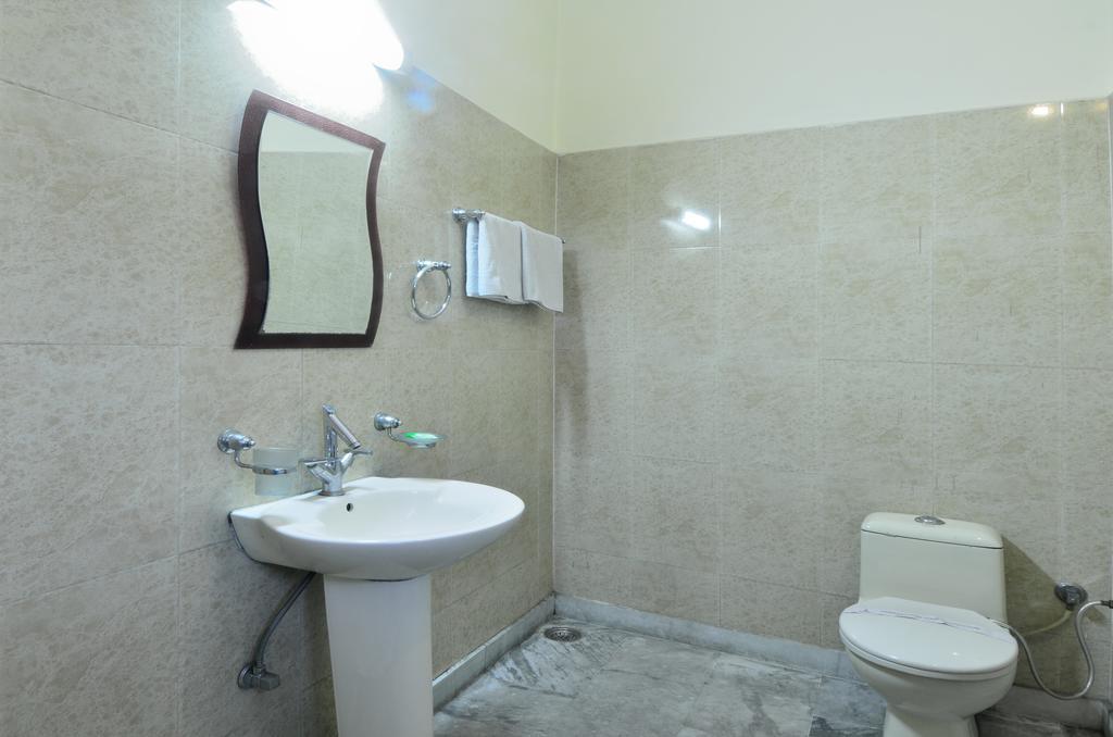 Hotel Roopa International Amritsar Ngoại thất bức ảnh